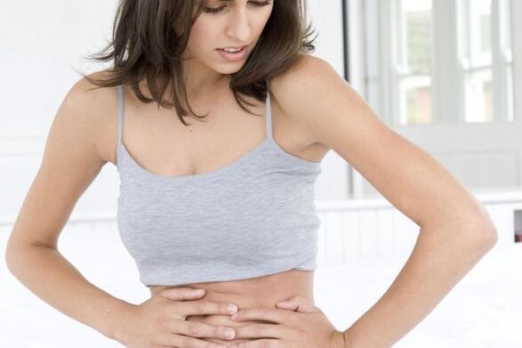 Smerter i maveområdet er et af de første mulige tegn på pancreatitis. 